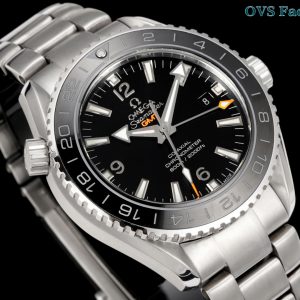 Alternative view of OVS Factory Omega Seamaster 600M GMT Classic Ace! Not only for diving but also for global travel, it's the hidden luxury for your daily commute! 45.5mm case diameter.Unmatched craftsmanship, featuring the genuine 8605 automatic movement with dual T-shaped shock absorbers! Dual-time zone GMT | 60-hour power reserve🌊 600m water resistance + helium escape valve | Professional diving grade💡 Sapphire crystal | Scratch-resistant and durable⛓ Fluorocarbon rubber strap | Comfortable fit with full athletic appeal. Deep black, defining its own style. OVS production guarantees premium quality.